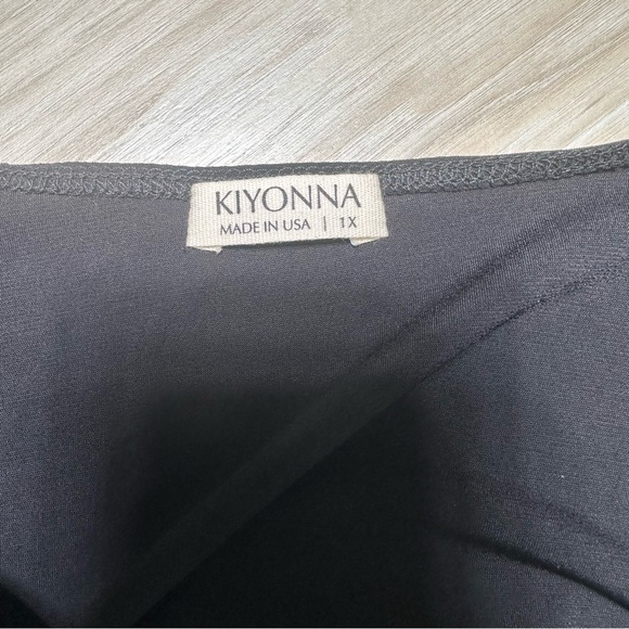 Kiyonna Top Women's Plus Size 1X Black Twist Front V Neck Stretch Made in USA - Picture 3 of 10